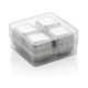 Boîte de rangement carrée en plastique translucide, fermée par un couvercle à clip frontal, laissant apparaître quatre glaçons r Boîte de rangement carrée en plastique translucide, fermée par un couvercle à clip frontal, laissant apparaître quatre glaçons r