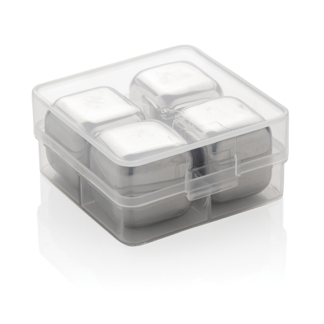 Boîte de rangement carrée en plastique translucide, fermée par un couvercle à clip frontal, laissant apparaître quatre glaçons r
