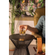 Personne assise dans un fauteuil en cuir marron, tenant un verre de whisky ambré contenant des glaçons métalliques, au-dessus d' Personne assise dans un fauteuil en cuir marron, tenant un verre de whisky ambré contenant des glaçons métalliques, au-dessus d'