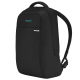Sac à dos noir présenté de trois quarts, avec une poignée supérieure rembourrée, une poche frontale zippée et des contours arron