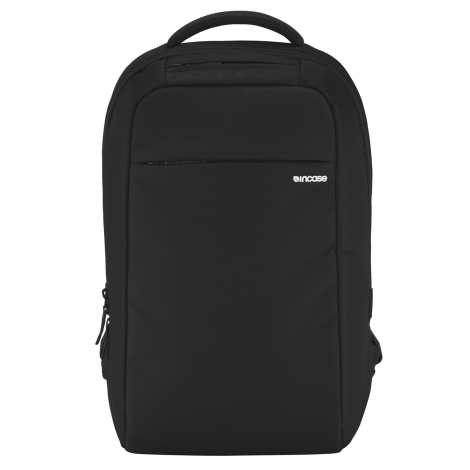 Vue de face d’un sac à dos noir rectangulaire aux angles arrondis, avec une poignée supérieure, une petite poche zippée en haut 