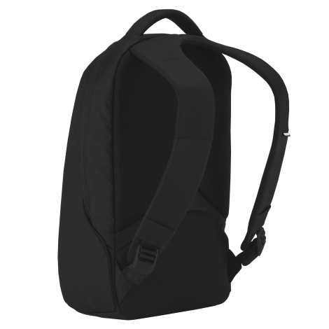 Vue arrière de trois quarts du sac à dos noir, montrant un dos rembourré en tissu perforé, deux bretelles larges et réglables, a