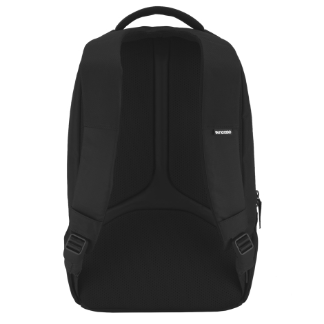 Vue arrière du sac à dos noir, avec deux bretelles rembourrées et réglables, un panneau dorsal matelassé en tissu perforé et une