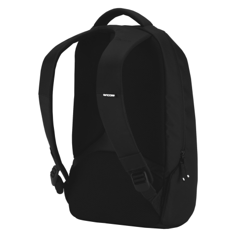 Sac à dos noir présenté de trois quarts arrière, montrant ses bretelles réglables, son dos rembourré en tissu perforé, sa poigné