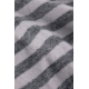 Vue rapprochée d'une couverture aux larges rayures gris foncé et gris clair, disposée en plis souples qui mettent en évidence sa Vue rapprochée d'une couverture aux larges rayures gris foncé et gris clair, disposée en plis souples qui mettent en évidence sa