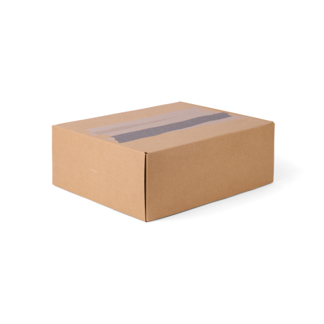 Boîte rectangulaire en carton kraft brun, photographiée de trois quarts, avec un couvercle orné de larges bandes imprimées dans 