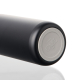 Gros plan sur le dessous d'une bouteille isotherme noire mate, montrant une base circulaire en silicone gris clair, ornée d'insc Gros plan sur le dessous d'une bouteille isotherme noire mate, montrant une base circulaire en silicone gris clair, ornée d'insc