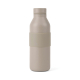 Bouteille isotherme beige clair à finition mate, présentée de face sur fond blanc, avec un bouchon à vis assorti, des épaules ar