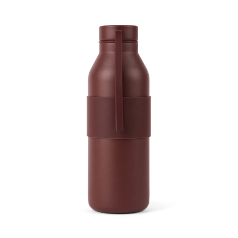 Bouteille isotherme bordeaux mat, vue de dos, avec un bouchon à vis et une dragonne souple rabattue verticalement sur le corps. 