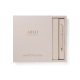 Coffret cadeau beige partiellement ouvert, laissant apparaître un carnet à couverture texturée et un stylo bille assorti à détai Coffret cadeau beige partiellement ouvert, laissant apparaître un carnet à couverture texturée et un stylo bille assorti à détai