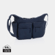 Vue de trois quarts d'un sac bandoulière bleu marine, avec deux poches avant à rabat munies de fermetures zippées, une poche lat