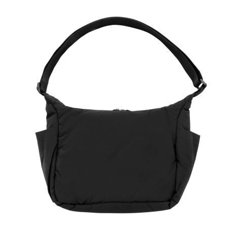 Vue arrière d'un sac bandoulière noir matelassé, avec une large surface lisse, deux poches latérales ouvertes et une bandoulière