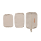 Trois vues d'un cube de rangement beige à forme rectangulaire souple, montrant ses faces lisses, ses coutures, une fermeture zip