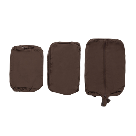 Trois vues d'un cube de rangement brun, présentant ses faces textiles lisses, ses bords arrondis, ses coutures et une fermeture 