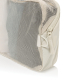 Gros plan sur l'angle d'un cube de rangement beige, avec un panneau en maille filet, une fermeture zippée à tirette textile et u