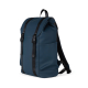 Sac à dos bleu marine mat, vu de trois quarts, avec rabat à deux sangles noires réglables et boucles clipsables. Une grande poch