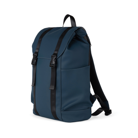 Sac à dos bleu marine mat, vu de trois quarts, avec rabat à deux sangles noires réglables et boucles clipsables. Une grande poch