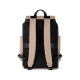 Vue arrière d'un sac à dos beige avec panneau dorsal noir en maille respirante, deux bretelles rembourrées assorties au sac, san