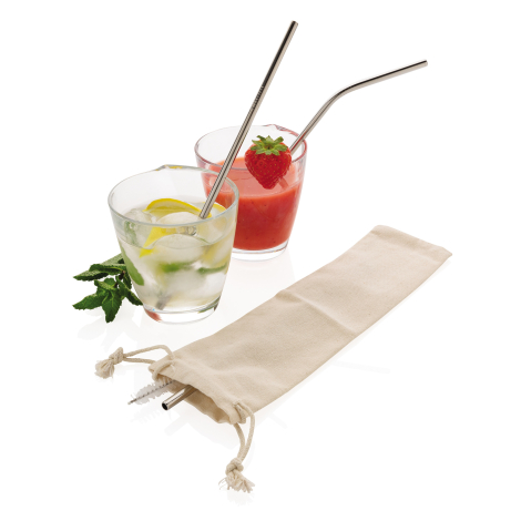 Deux pailles métalliques, l'une droite et l'autre courbée, plongées dans des verres de boissons fruitées avec glaçons, citron et