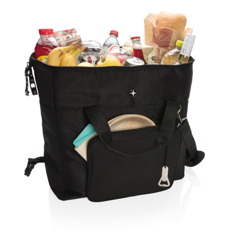 Sac isotherme noir ouvert et rempli de provisions, dont des fruits, bouteilles, conserves et pain. La poche frontale entrouverte
