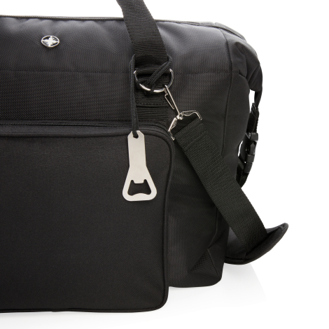 Gros plan sur la partie supérieure du sac isotherme noir, mettant en évidence la texture du tissu, les coutures, l'anneau métall
