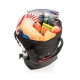 Vue plongeante du sac isotherme noir ouvert et rempli de provisions : pain, pommes, fromage, boissons et magazine. Une bouteille