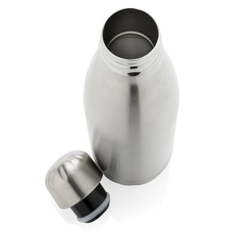 Vue plongeante sur une bouteille en acier inoxydable ouverte, dévoilant son goulot fileté et son intérieur métallique. Le boucho
