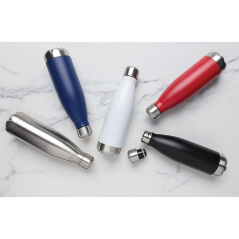 Cinq bouteilles isothermes disposées en éventail sur une surface blanche marbrée : argentée, bleue, blanche, rouge et noire. La 